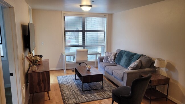 Sala de estar con espacio de trabajo/escritorio - 4116 California Ave SW Unidad 304