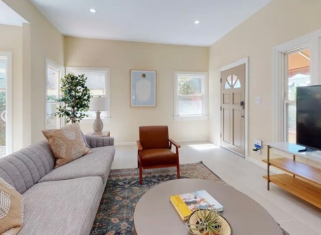 Building Photo - 722 N Kilkea Dr Rental