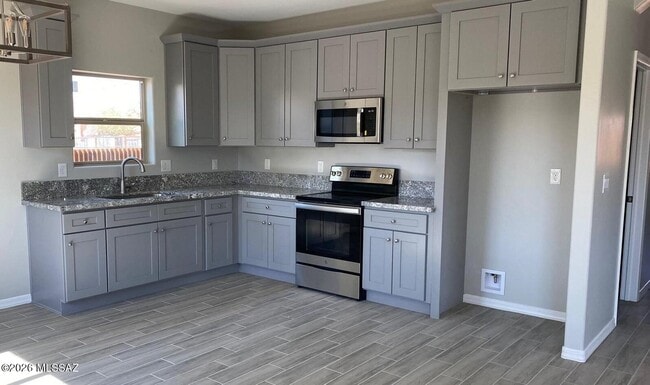 Photo - 260 W 24th St