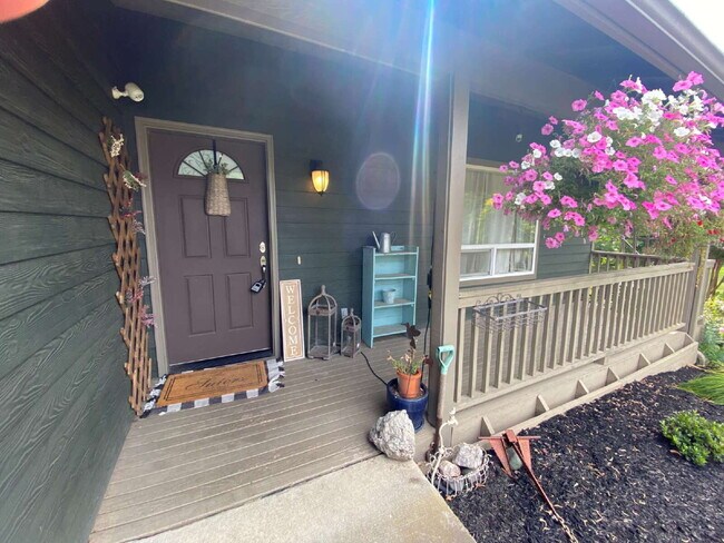 Photo - Spacious 4-bedroom with Panoramic Deck Nex...