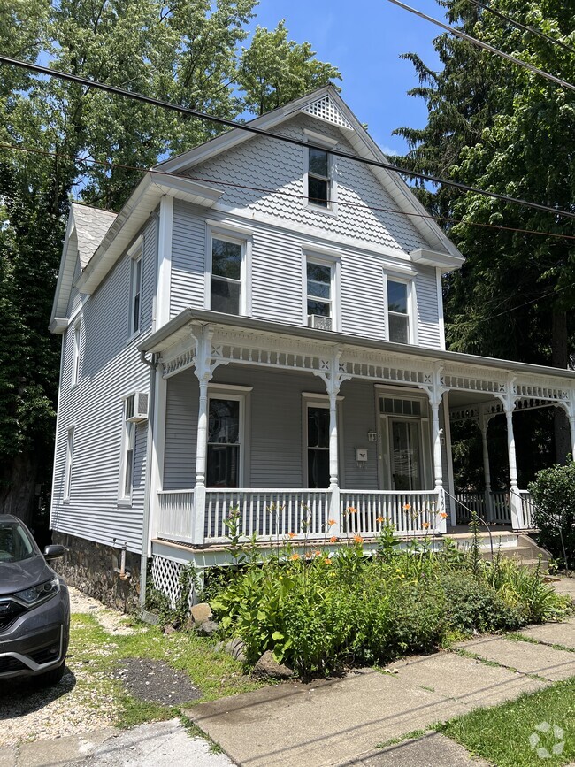 Building Photo - 122 Center St Rental