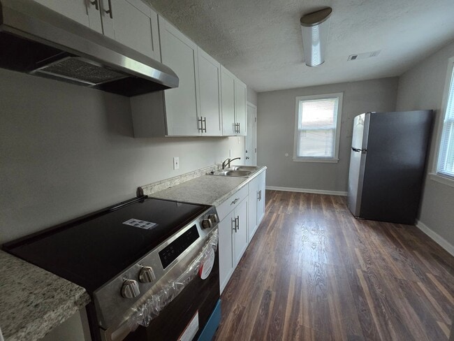 Photo - 855 Forsythe St