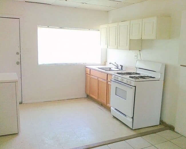 Photo - 915 Maple Terrace