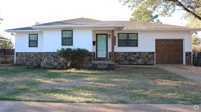 Building Photo - 1301 Hunt St Rental