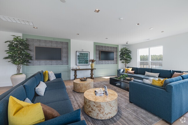 Clubroom Seating - 1000 Metropolitan Residential