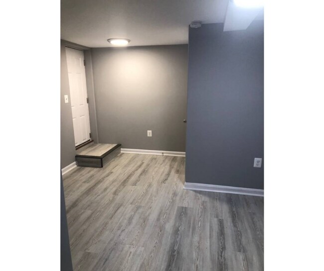 3445 Juneway-4-M/bath AVAILABLE $950 4-Master bathroom