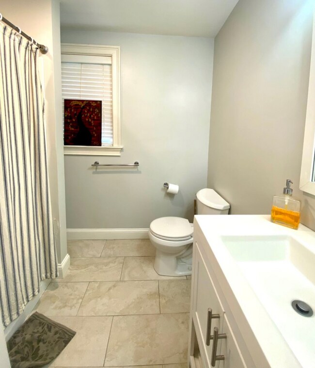 Photo - 196 Maverick St Unidad 3