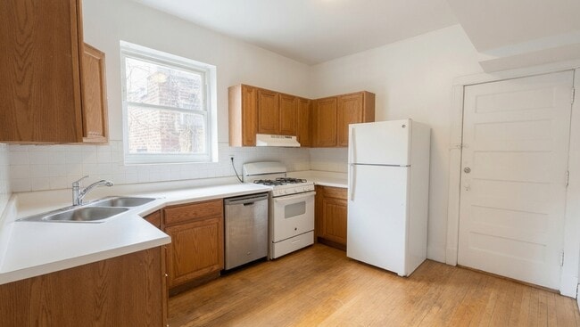 Building Photo - 1216 W Addison St Unit 2
