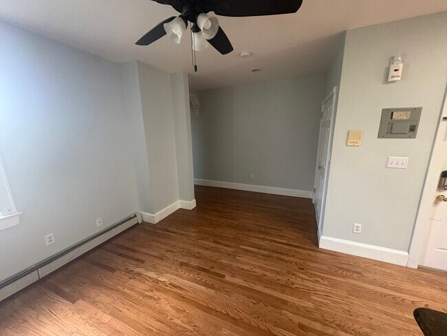 Sala de estar, despensa a medida - 316 1/2 Webster Ave Unidad 2