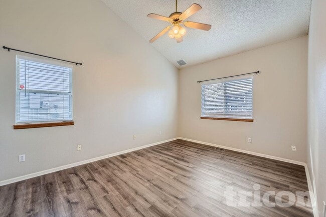 Photo - 995 Cobblestone Dr