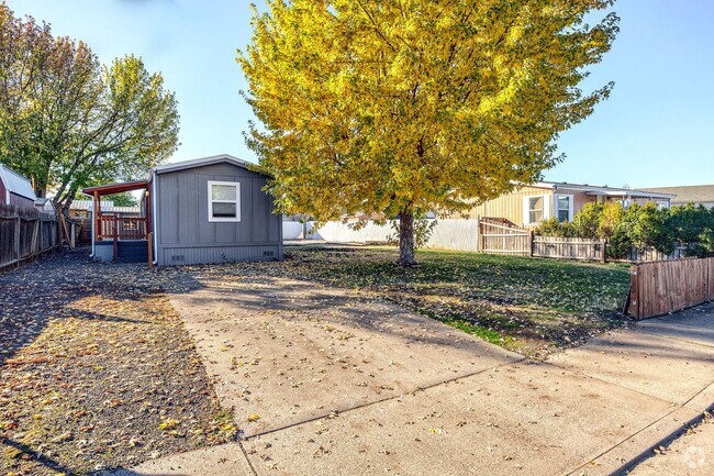 Building Photo - Cozy Home and Beautiful Spacious Yard