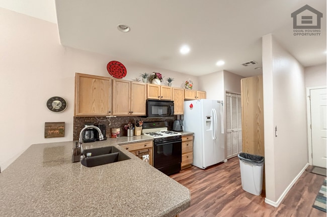 Building Photo - 205 N 74th St Unit 116