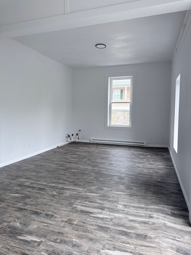 Photo - 127 Susanna St Unit Comm
