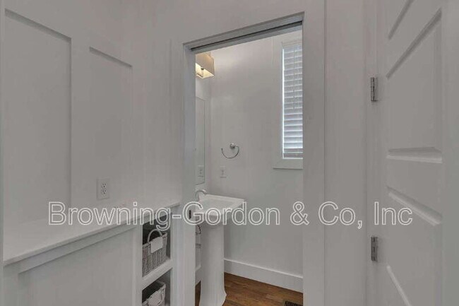 Photo - 1137B Kirkland Ave
