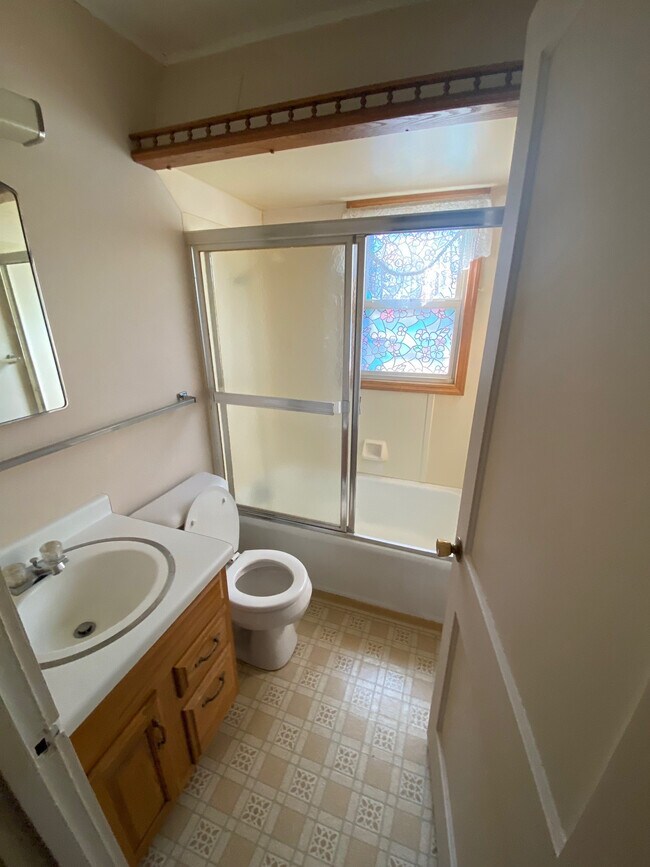 Photo - 909-911 Macarthur Dr Unit 911 A