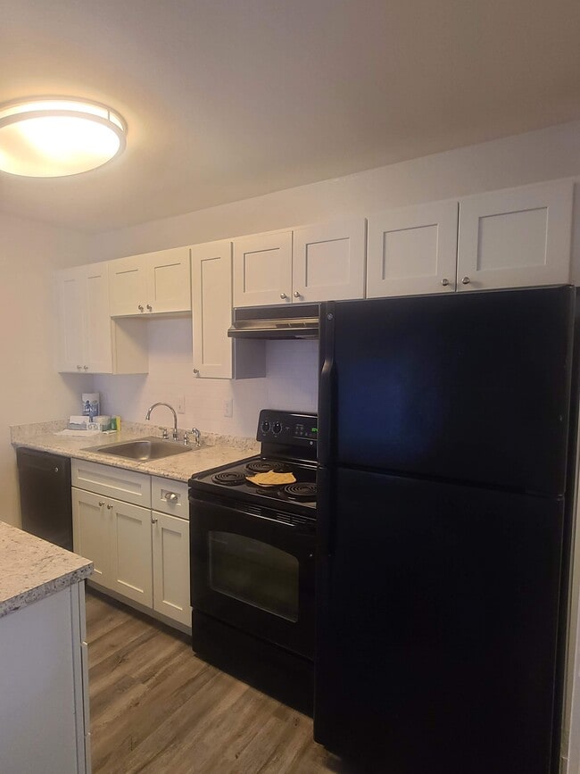 Photo - The Breakers Apartments