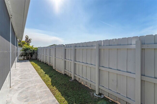 Photo - 18560 NE 3rd Ct