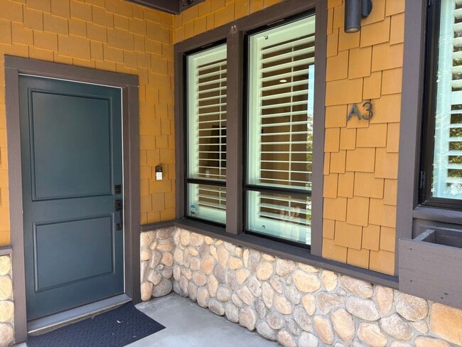 Building Photo - Luxury 3+3 Townhome in prestigious Crescen...