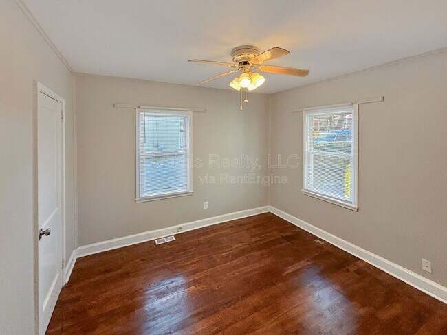 Photo - 263 Victory Dr SE