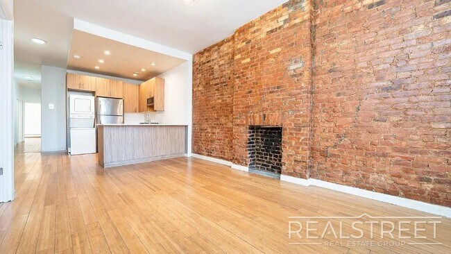 Photo - 4 Bed 2 bath off the border of Clinton Hill and Bedstuy. Unit 1