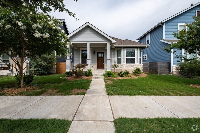 Building Photo - Gracious 2 Bedroom, 2 Bath Home in Goodnig...