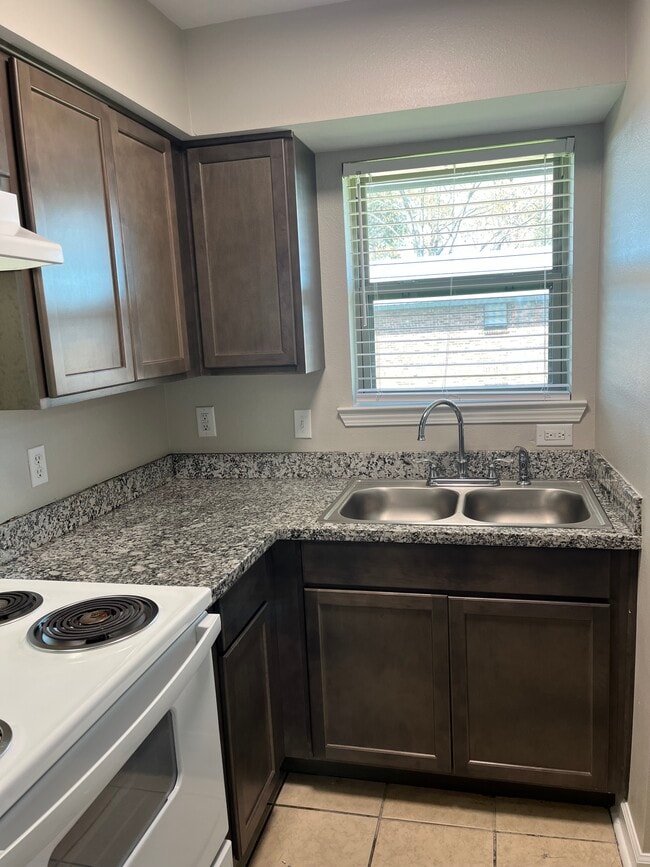 Building Photo - 14355 S Harrells Ferry Rd Unit 205 Rental