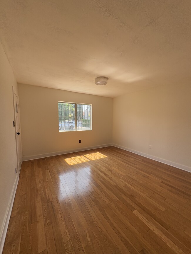 Building Photo - 2051 Burnside Ave Rental