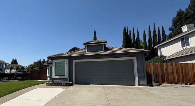 Building Photo - Charming single story on quite corner lot Rental
