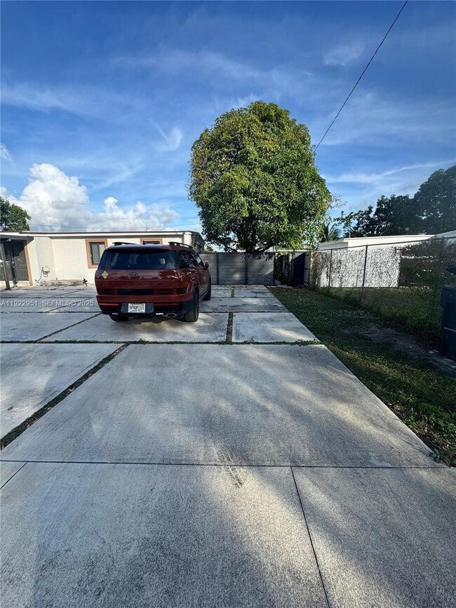 Building Photo - 4341 SW 99th Ct Unit 1