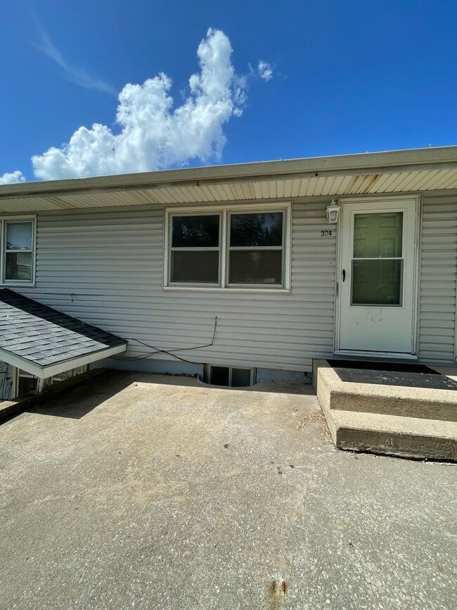 Photo - 304 W Neosho St Apartment Unit 1