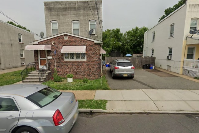 Building Photo - 19 Lowell St Unit 2 Rental