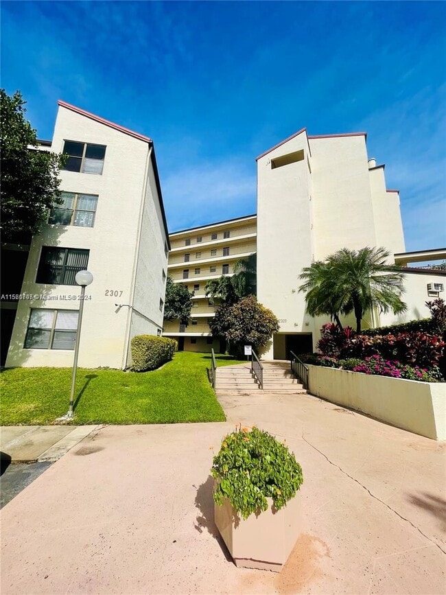Building Photo - 2309 S Cypress Bend Dr Unit 113C NICE 1 BEDROOM Rental