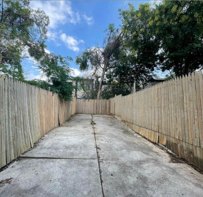 Building Photo - 2221 N Sydenham St Rental
