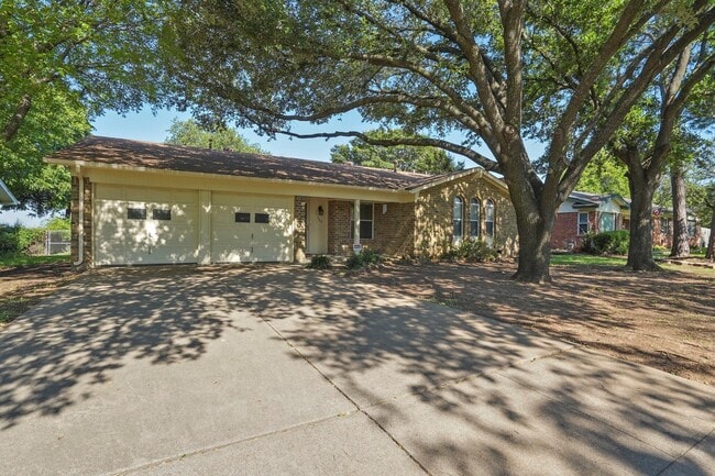 Building Photo - 205 Teeter Dr