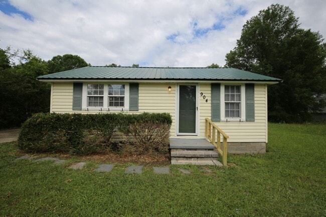 Building Photo - Charming 2-Bedroom Home in an Excellent Location – Priced to Move!