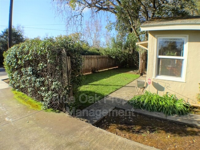 Photo - 1476 E 8th St