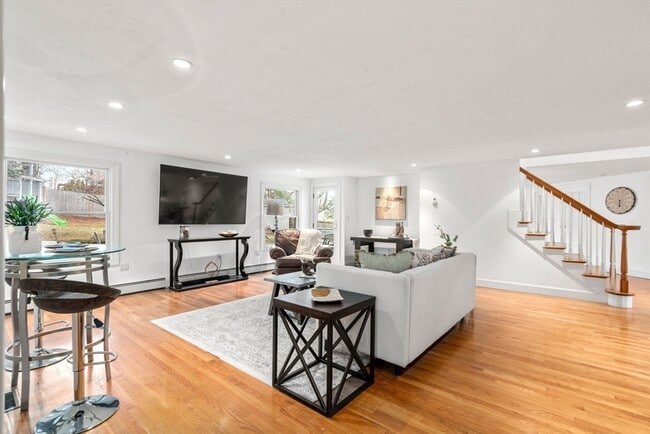 Photo - 850 Dedham St