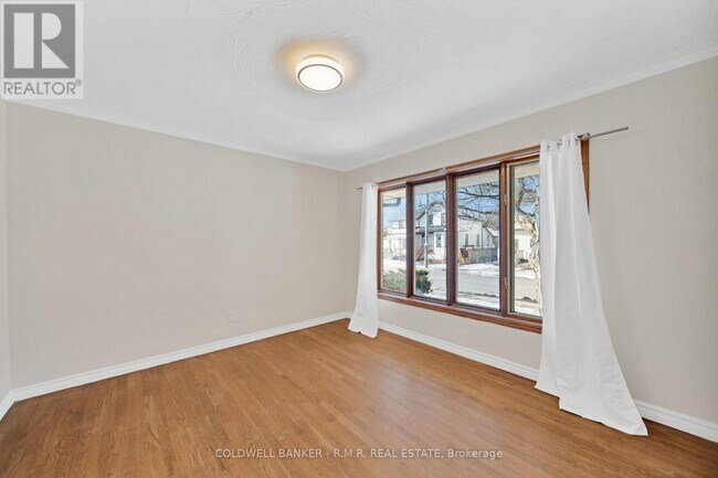 Photo - 60 Albert St S
