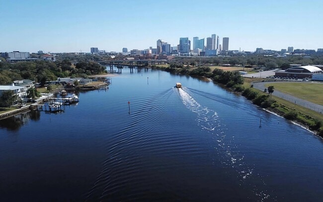 Vista del centro de Tampa desde el río con un taxi acuático cerca de Anchor Riverwalk - Anchor Riverwalk