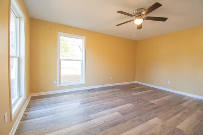 Photo - 3 Bedroom 2 Bathroom Fully Updated!!