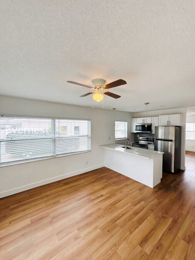 Photo - 2070 Loma Linda Way N