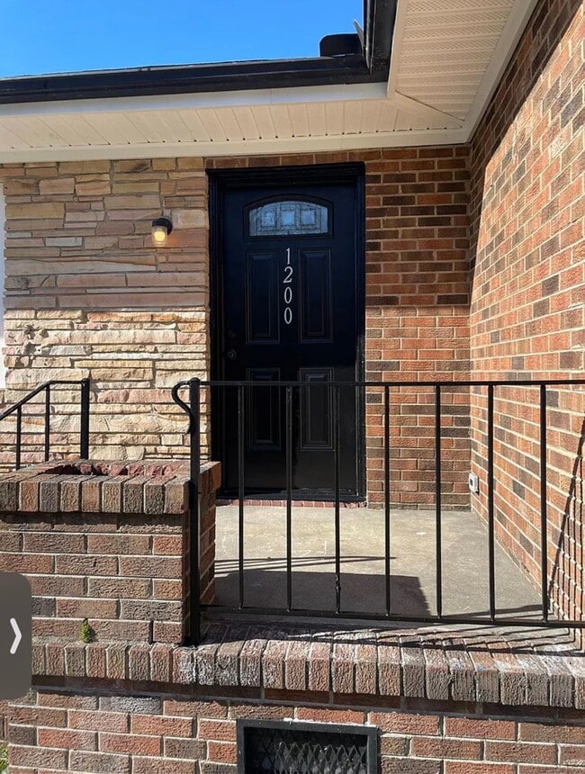 Building Photo - 1200 E Holly St