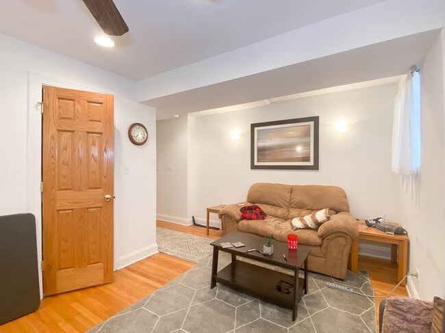 Building Photo - 922 W Addison St Unit G