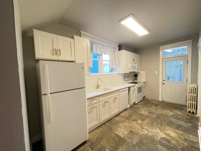 Kitchen - 315 Laurel Blvd