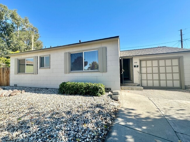 Building Photo - Charming 2-bedroom, 1-bathroom house
