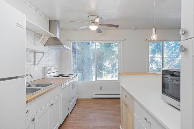 Photo - $500 off! Updated, upstairs 2-bdrm/1-bath triplex apt—On-site w/d, off-street parking, near downt... Unidad 9232