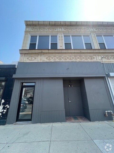 Building Photo - 1719 W Chicago Ave Unit 2 Rental