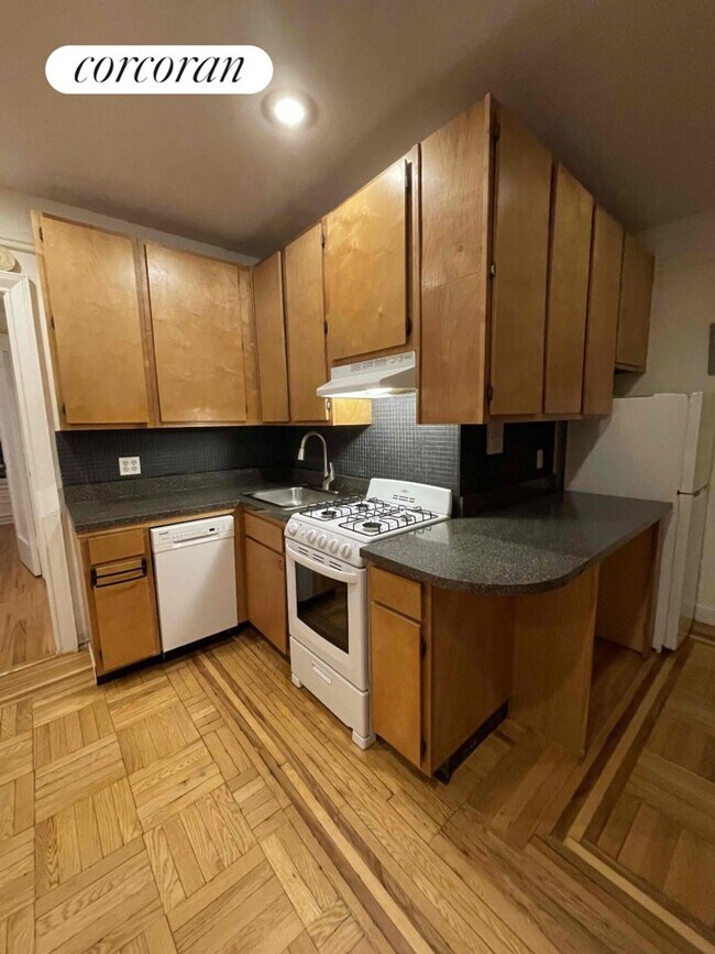 Photo - 5025 Broadway