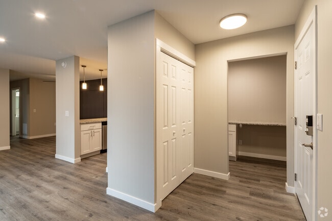 2BR, 2BA - 1050SF