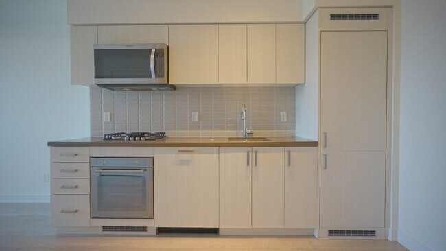 Photo - 501-501 St Clair Ave W